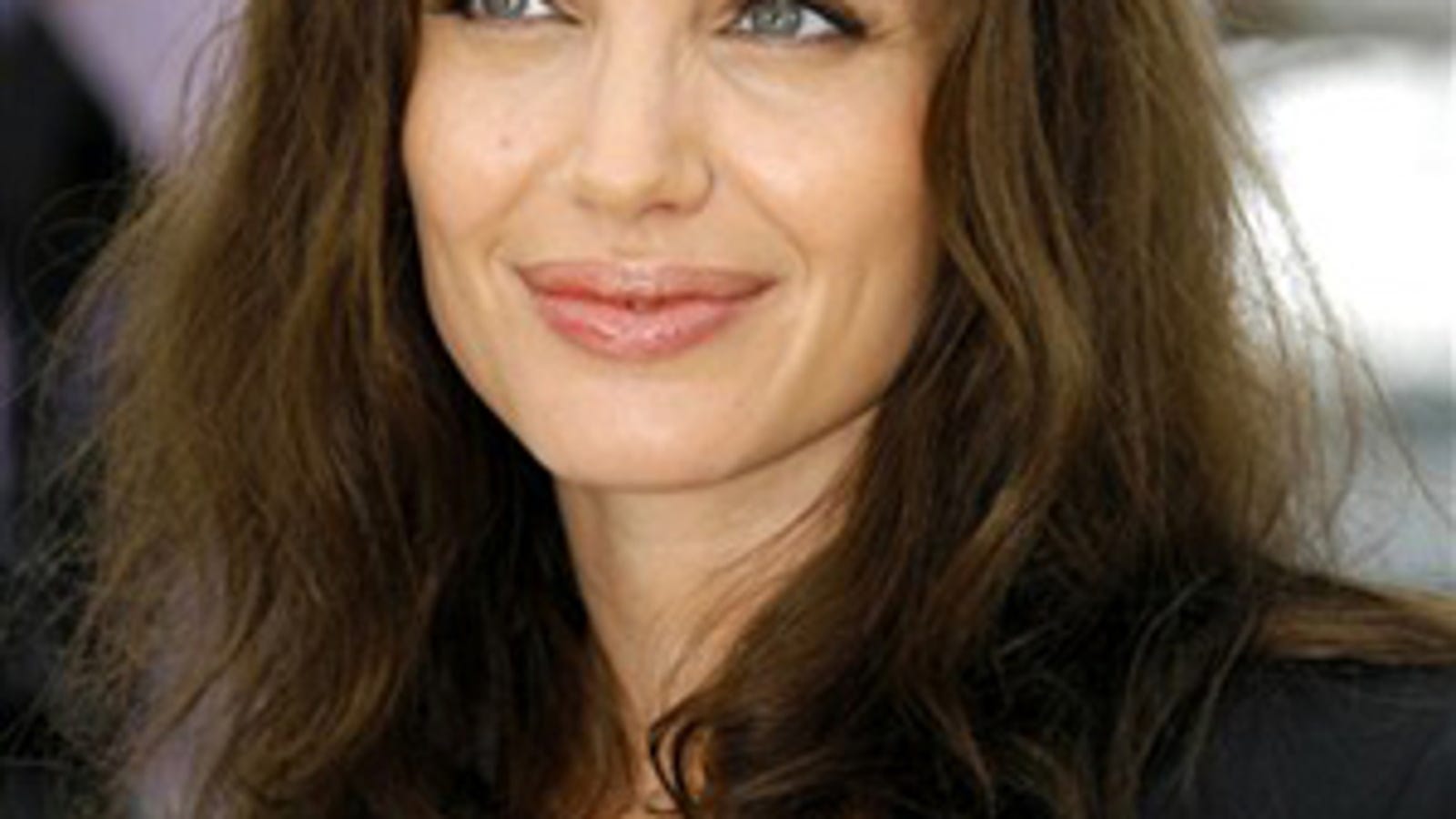 Angelina Jolie In Negotiations To Replace Tom Cruise In Spy Flick