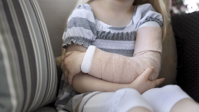 Illustration for article titled 10 Adorable Pictures Of Little Kids In Casts That Will Make You Wish More Children Broke Bones