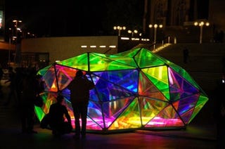 Illustration for article titled Cityscope Illuminated Sculpture is Like Glowing Crashed Meteor In Cologne