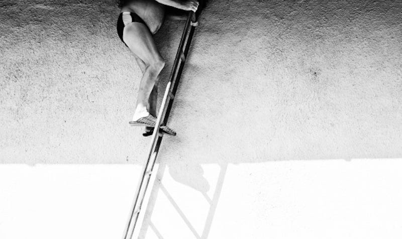 Illustration for article titled Un hombre se atasca la cabeza en la escalera durante cinco días mientras intentaba decorar el baño