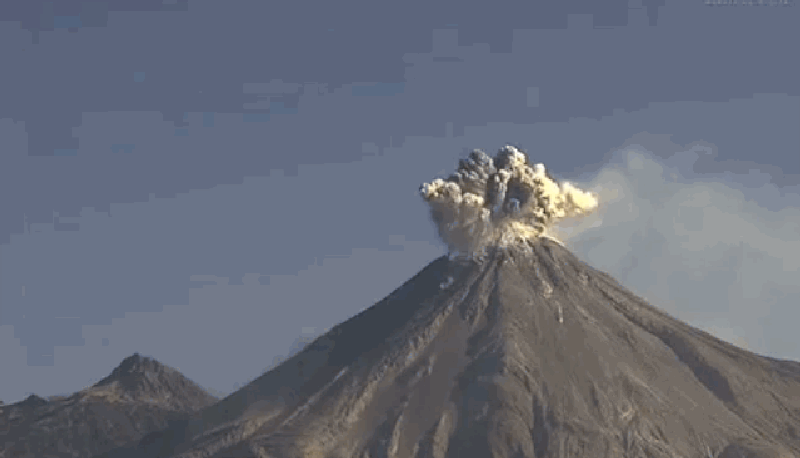 Resultado de imagen para gif de un volcan en erupcion