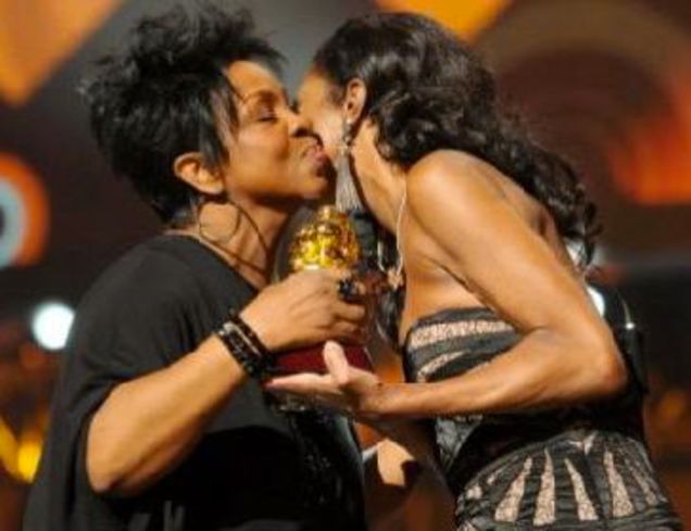 Gladys Knight accepts legend award from Natalie Cole. (Google)