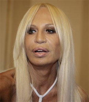 Illustration for article titled Donatella Versace At The White House Correspondents Dinner: It Promises To Be A Blow Out!