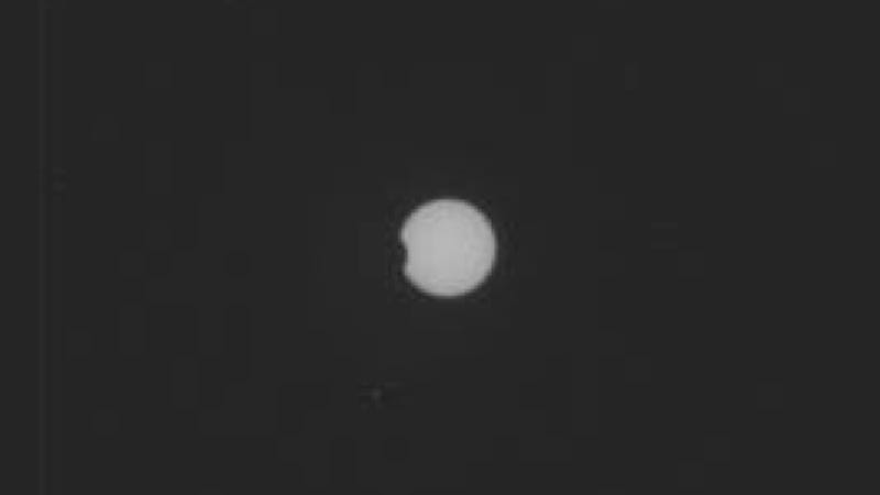 Illustration for article titled This is what a solar eclipse looks like from Mars