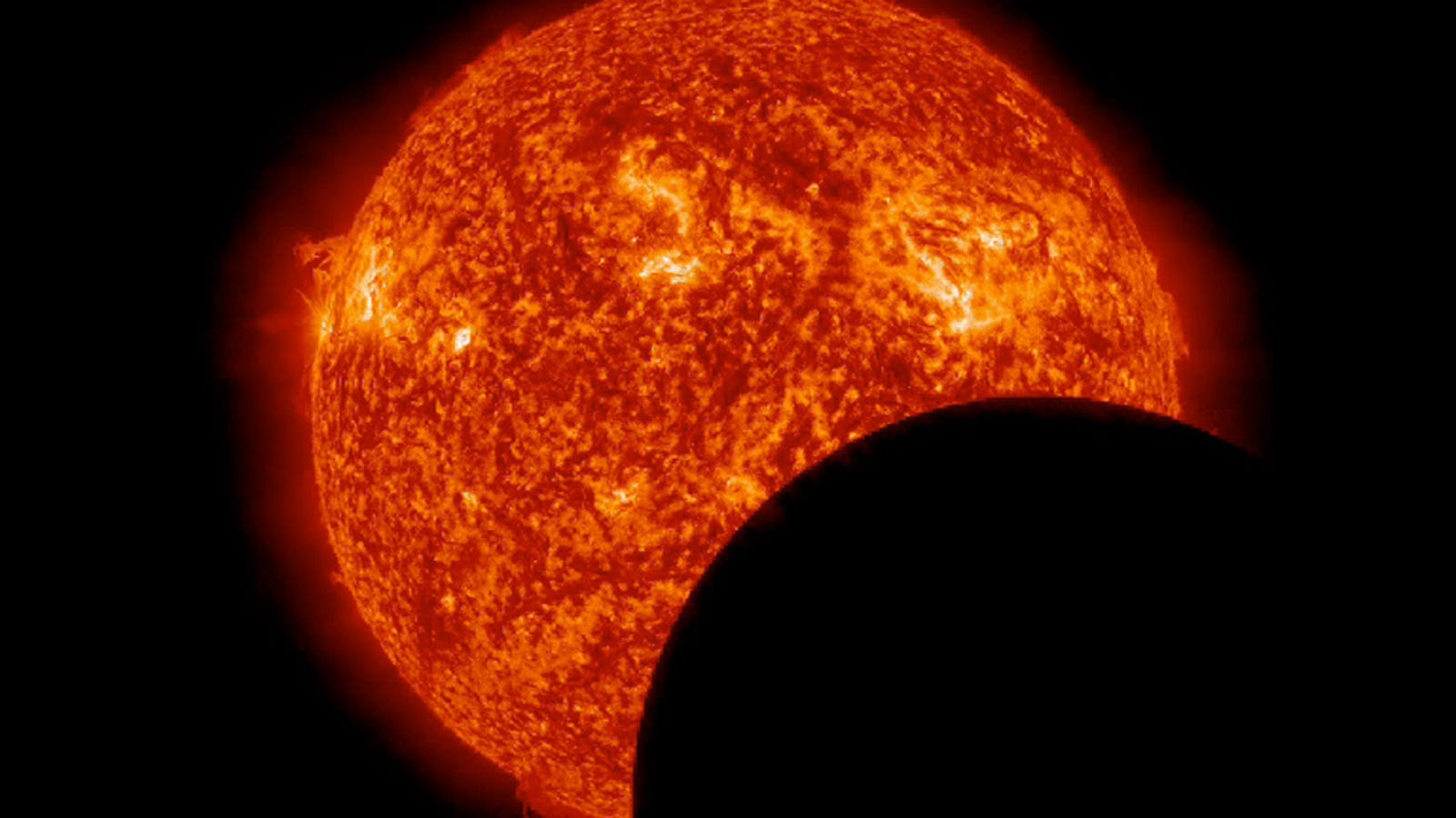 Así de increíble es un eclipse visto desde el espacio