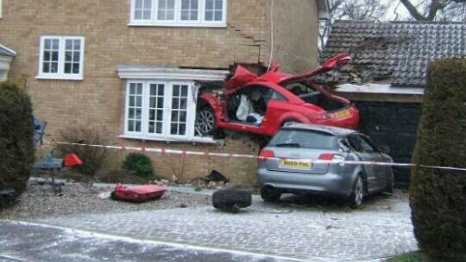 Audi crash 300. Ауди ТТ красная авария. Audi TT crash. .Богатые дома авария. Влетел в Москве в кортедж на Ауди ТТ.