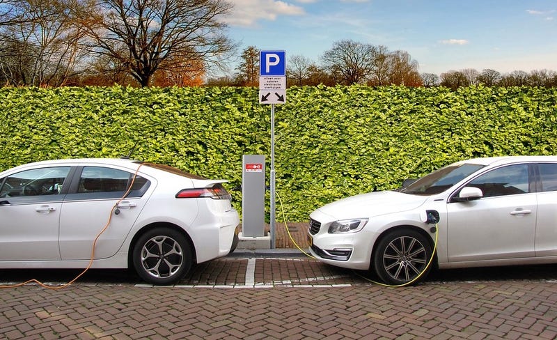 Illustration for article titled ¿Son realmente los autos eléctricos más eficientes y “ecológicos” que los autos de gasolina?
