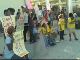 Illustration for article titled VIDEO: Oakland, Calif., School Closure Protests