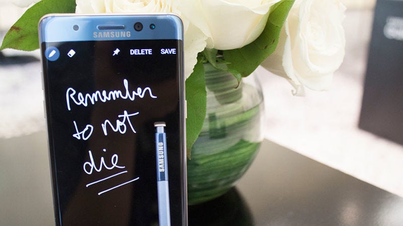 Illustration for article titled Las explosiones del Galaxy Note 7 fueron oficialmente por culpa de la baterĂa, segĂşn una fuente interna