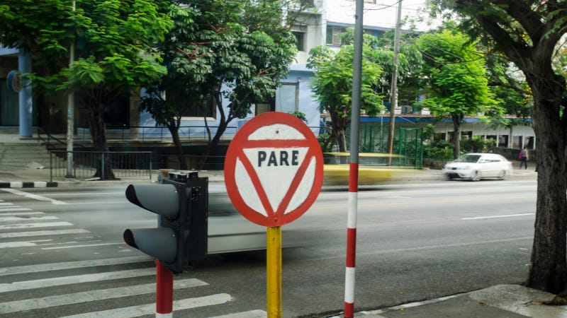 Illustration for article titled In Cuba, Jaywalking Pedestrians And Speeding Drivers Struggle To Co-Exist