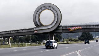 Illustration for article titled I Wish This Hot Wheels Loop Were Real