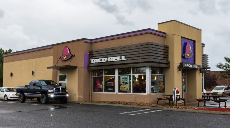 Illustration for article titled Pennsylvania Taco Bell under investigation for alleged razors, hooks in food