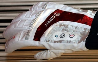 Illustration for article titled G-Cell Communication Glove Uses Bluetooth, Talk-To-The-Hand Technology