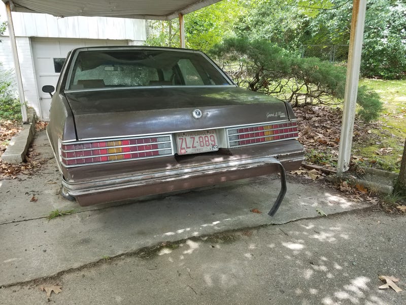 Illustration for article titled Old Pontiac, parked since 1991