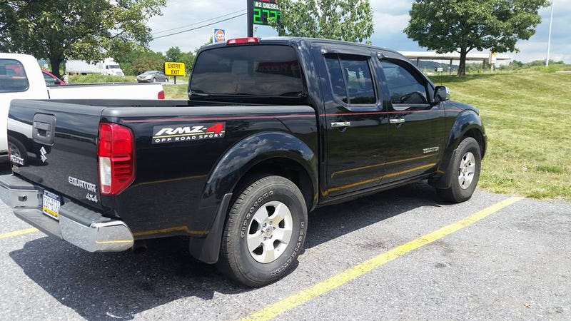 Illustration for article titled Spotted: Very strange Nissan Frontier