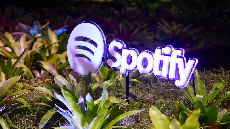 Illustration of the article titled Spotify seems to be a way to easily create a podcast, as if it were what we needed.