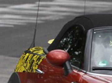 Illustration for article titled Mini Speedster gets a manual folding roof