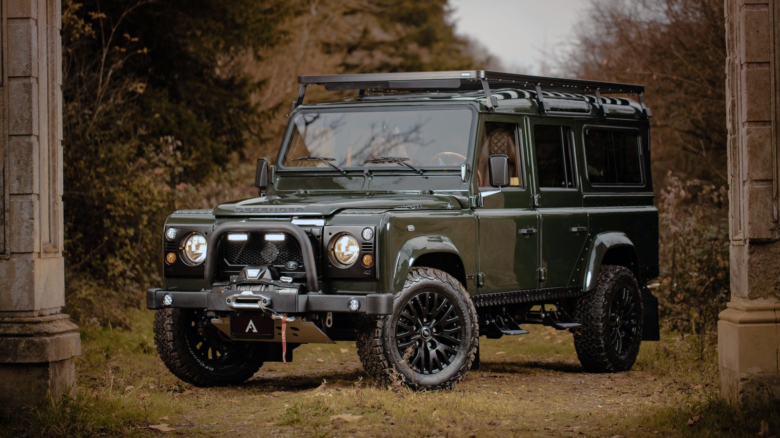 This Wild Land Rover Defender Restomod Will Carry the Rich ...