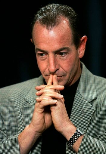 Illustration for article titled Michael Lohan Could Get Arrested (Again); Twilight Stars Definitely Dating
