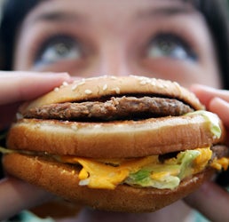 Illustration for article titled Study Finds Women Have Harder Time Combating Food Cravings