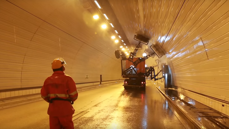 Illustration for article titled Here's How Tunnel Ceilings Are Cleaned