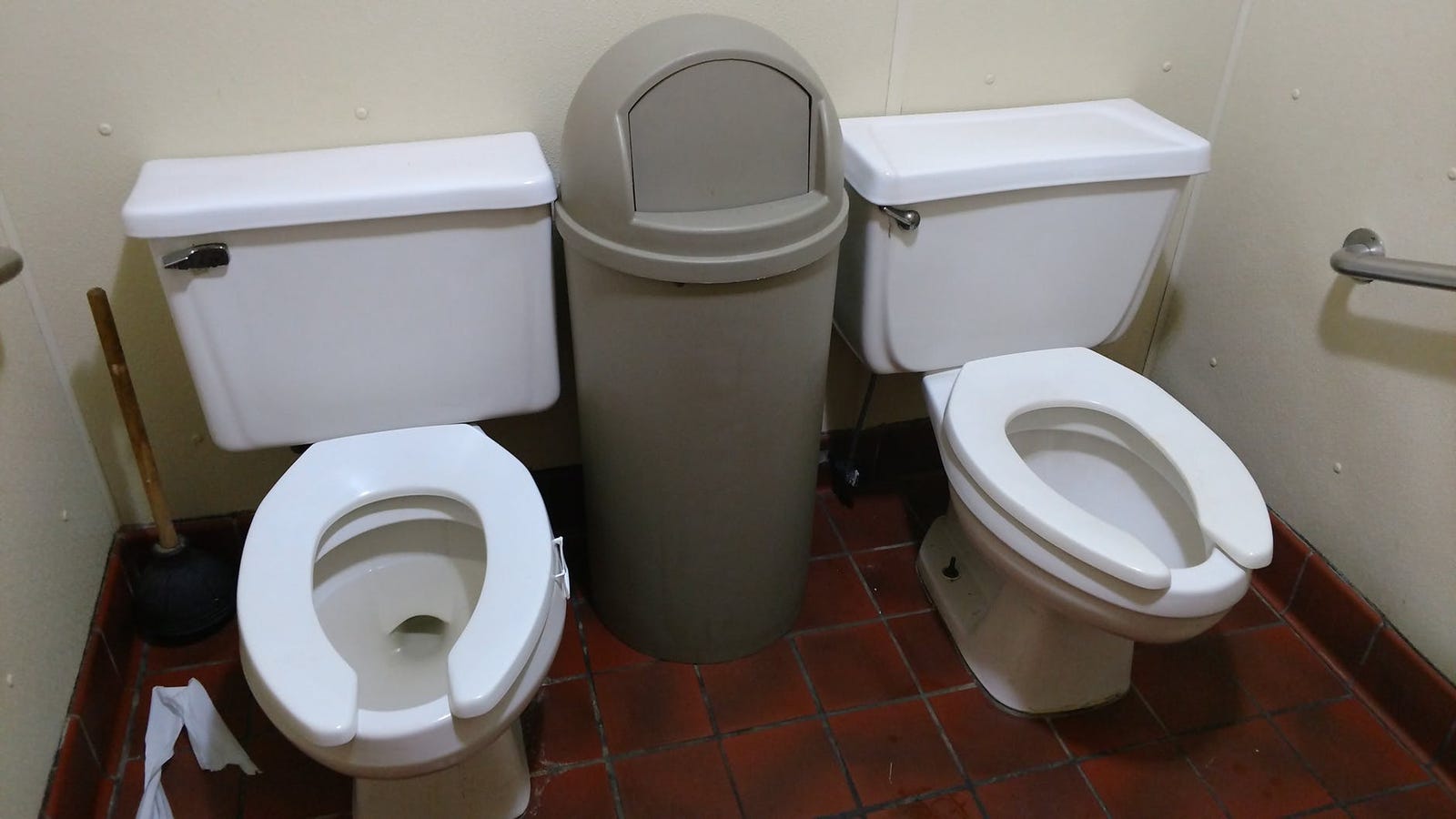 Por qué muchos baños públicos tienen inodoros con forma de "U" - Gizmodo en Español