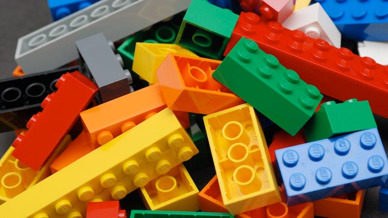 Illustration for article titled What Happens When You Throw Lego Bricks Into a Washer for Science