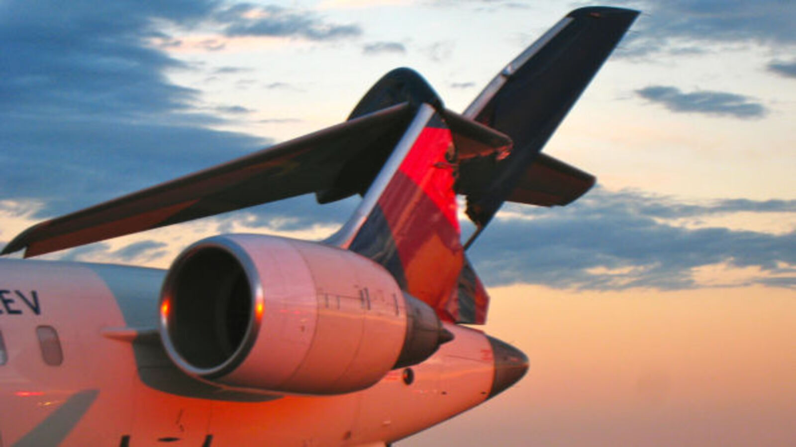 Delta 767 embeds winglet inside regional jet during runway crash