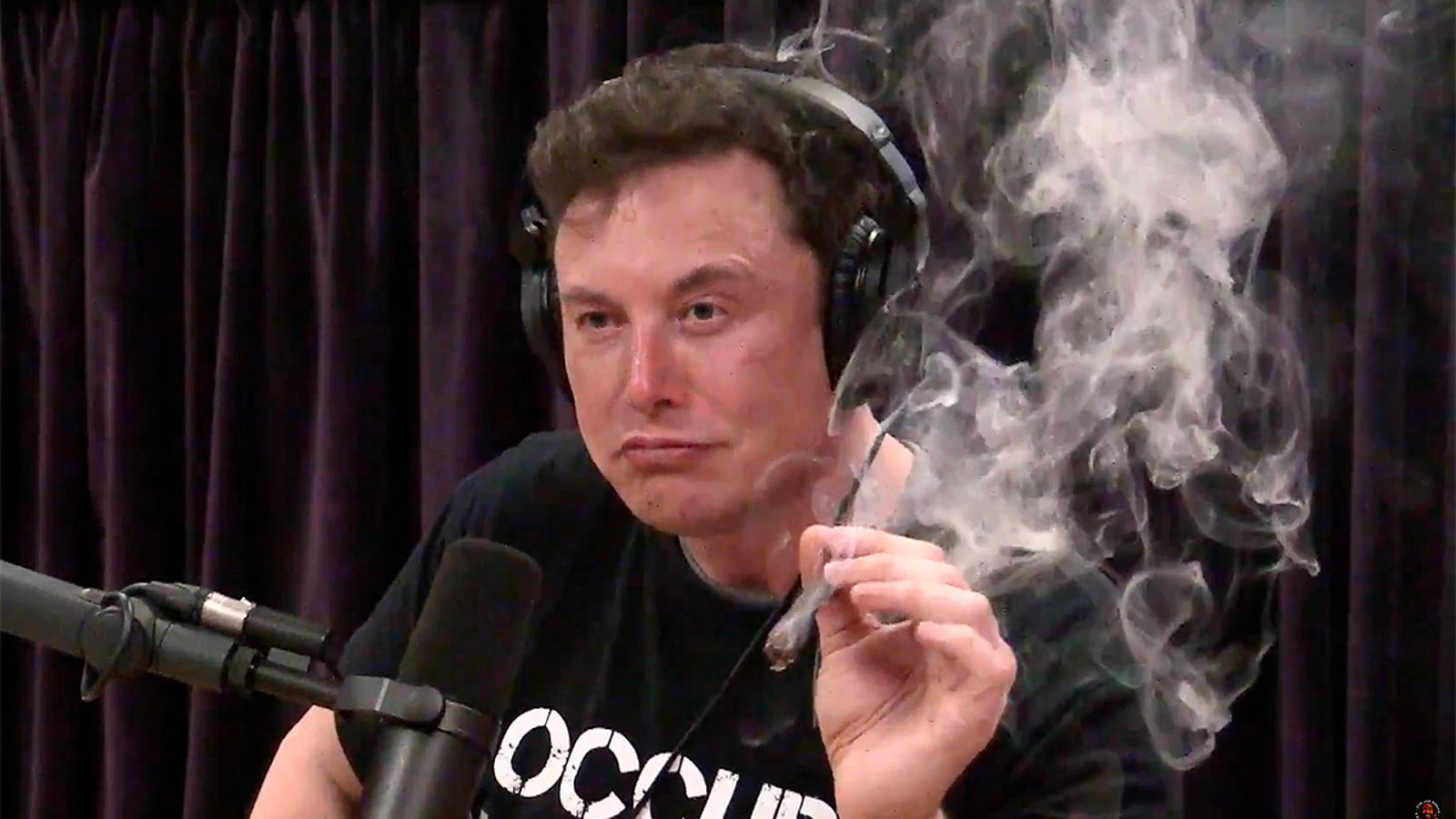 Elon Musk revela sus planes para un avión eléctrico y lo celebra fumándose un porro ...1600 x 900