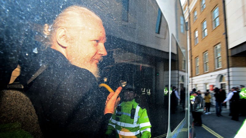 Illustration for article titled Julian Assange, condenado a un año de prisión por saltarse una fianza en Londres