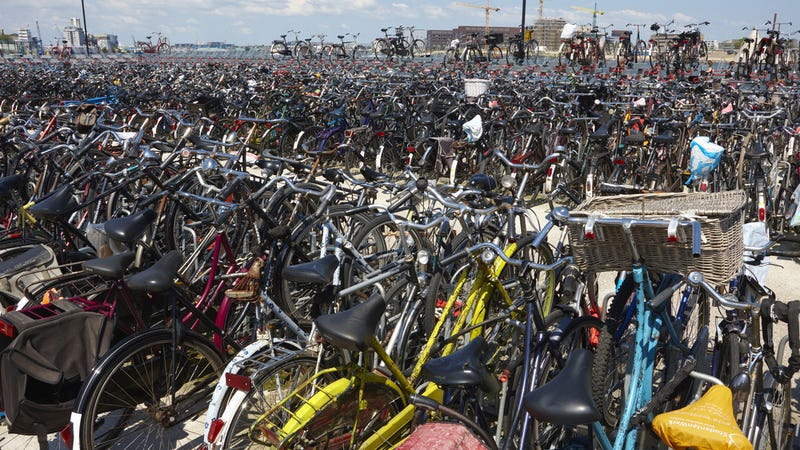Ámsterdam se queda sin espacio para aparcar más bicicletas