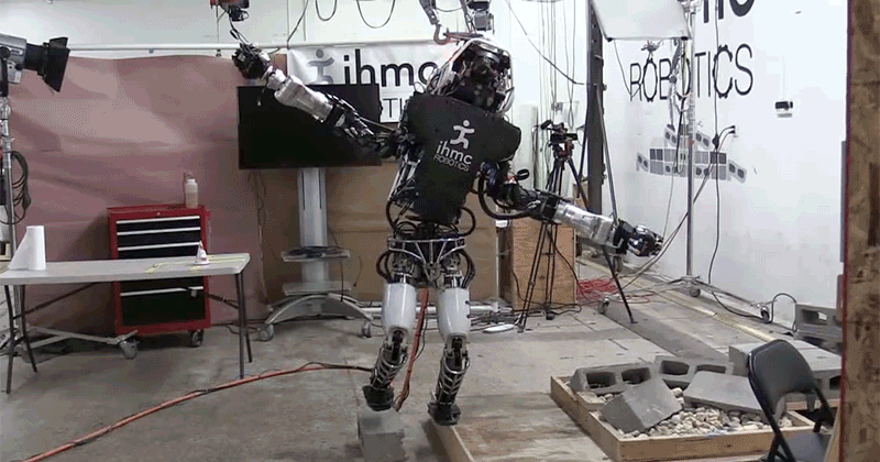 Робот Atlas стоит и балансирует на одной ноге