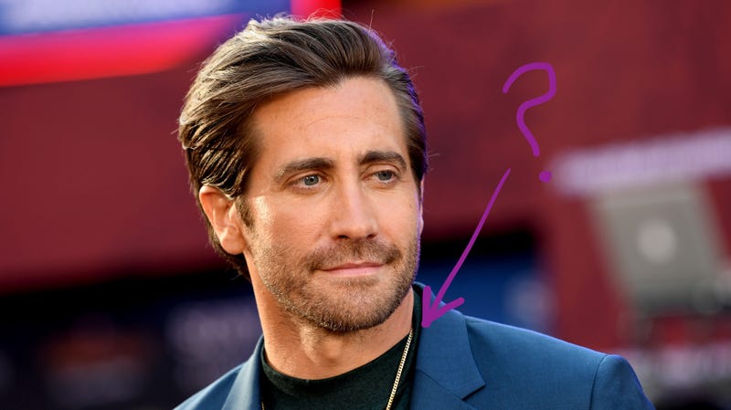 Illustration for article titled Jezebel Investigates: When Did Jake Gyllenhaal Start Wearing a Tiny Gold Chain?