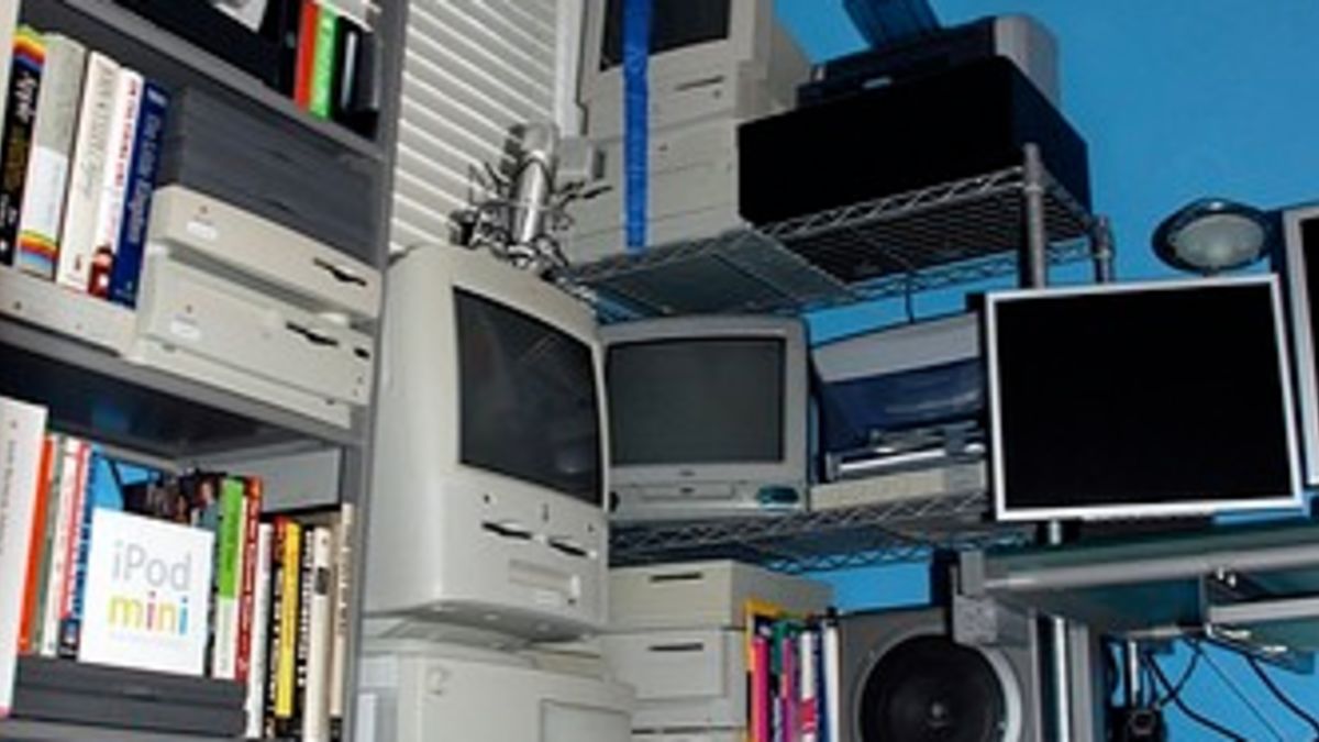 Illustration for article titled Man's Spare Room Filled With Almost Every Apple Model Ever Made