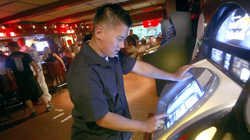 Illustration for article titled Report: Guy Just Put 10 Bucks In Jukebox