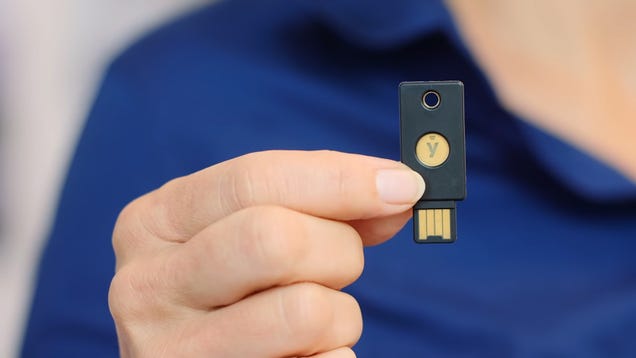 Why You Should Use a Physical Key to Sign Into Your Accounts 1 gcchndui4k0nesm9b61n