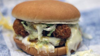 Illustration for article titled Gooey bomb: Fried chicken, mozzarella sticks and cheese sauce sandwich