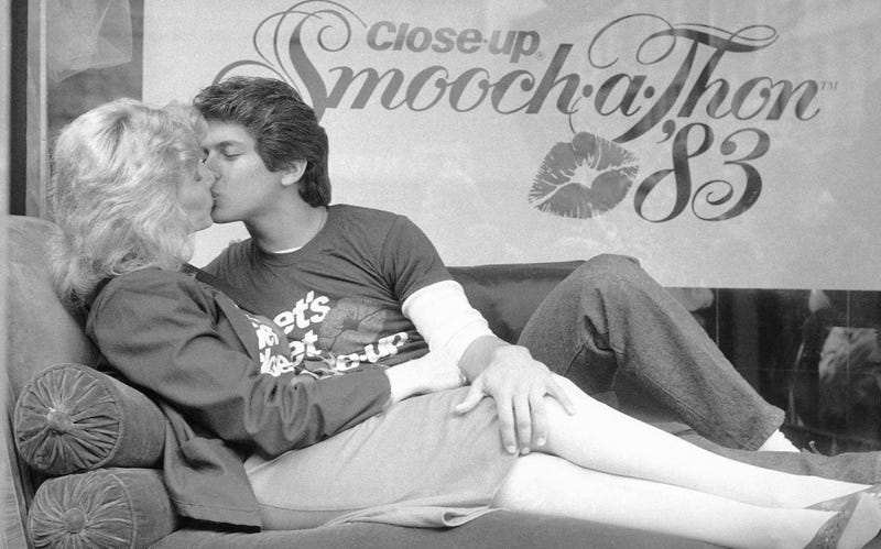 Illustration for article titled Would You Kiss for Ten Straight Days to Secure a Guinness World Record?