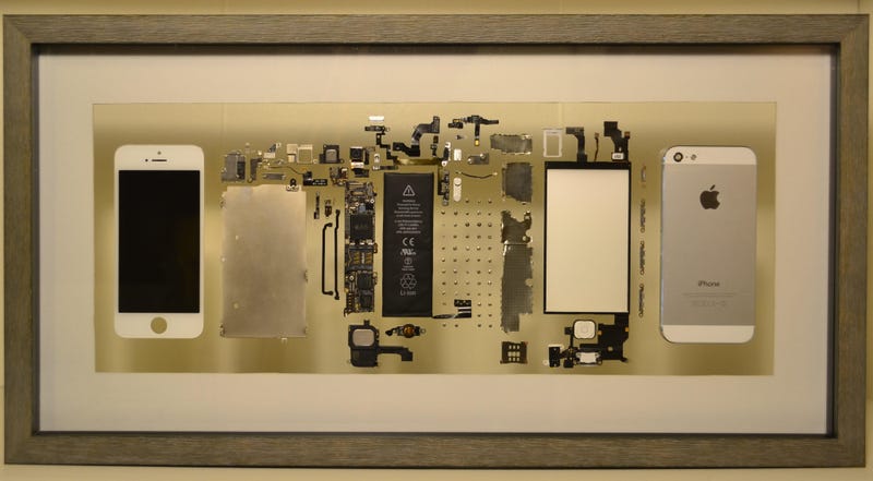 Illustration for article titled Su iPhone dejó de funcionar, así que lo desmontó y lo convirtió en una pieza de decoración