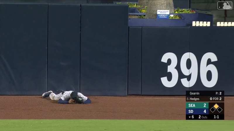 Illustration for article titled Mallex Smith Just Straight-Up Swatted Austin Hedges's Fly Ball Over The Wall