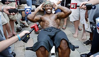 Illustration for article titled Unemployed WR Terrell Owens Is The Selfish Driver Of A 2003 VW Beetle