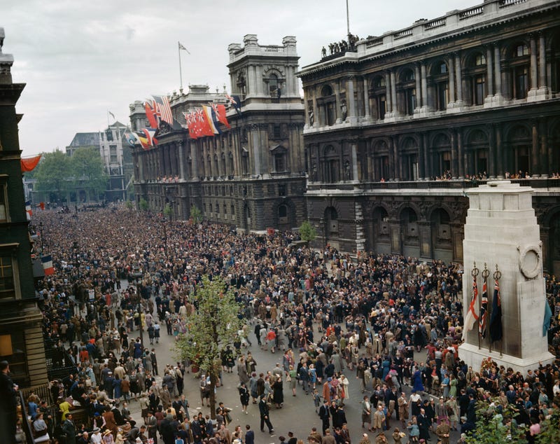 Massa merayakan VE (Victory in Europe) Day di dekat Cenotaph di Whitehall, 8 Mei 1945.