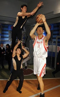 Illustration for article titled Yao Ming Sculpture More Lifelike Than The Real Thing