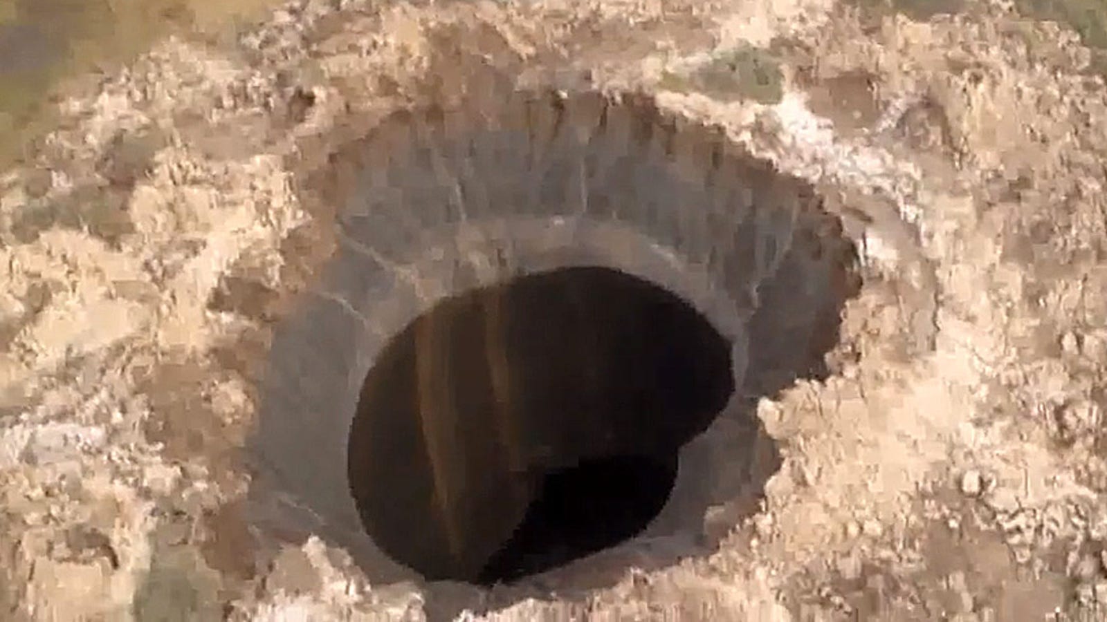 ¿Qué ha causado este inusual agujero gigante en Siberia?