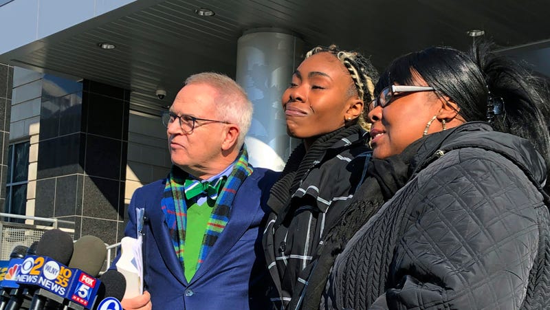 Illustration for article titled Jazmine Headley Was 'Talked to Very Viciously' by Cops Before They Ripped Her Child From Her Arms