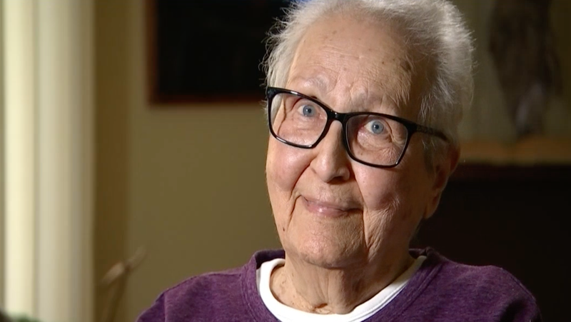 Illustration for article titled Bitcoin Scammers Try and Fail to Sextort 86-Year-Old Woman Who Just Wanted a Free Bagel