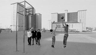 A scene from 1970s Bronzeville, near the Robert Taylor Homes (Getty Images)