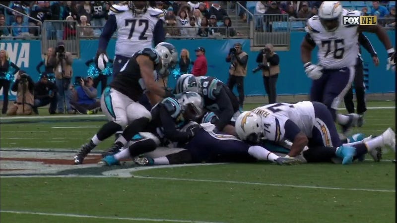 Illustration for article titled Chargers RB Melvin Gordon Carted Off With Hip Injury After Trying To Recover Fumble