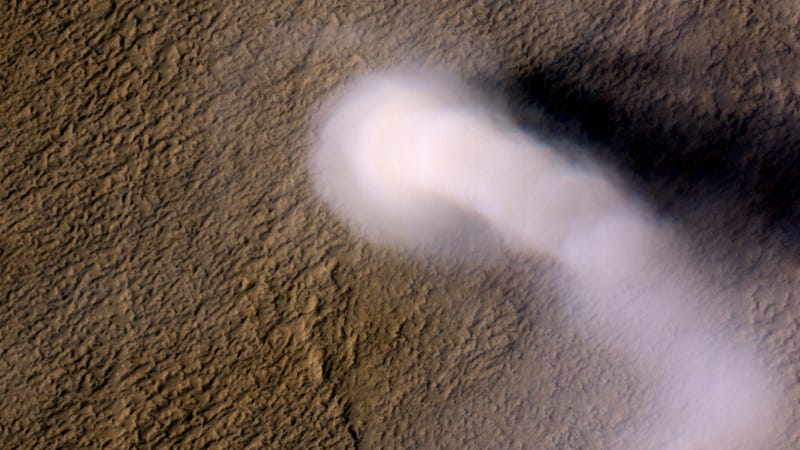 Illustration for article titled Holy crap, this Martian dust devil is enormous
