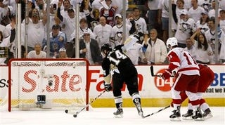 Illustration for article titled Red Wings Show Their Age, Penguins Show Them The Door